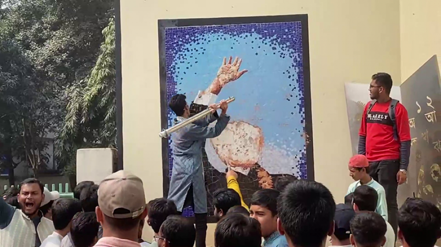 রিমান্ড মঞ্জুরের পর ছাত্রলীগের দশ নেতাকে পিটিয়েছে ছাত্রদল ও শিক্ষার্থীরা